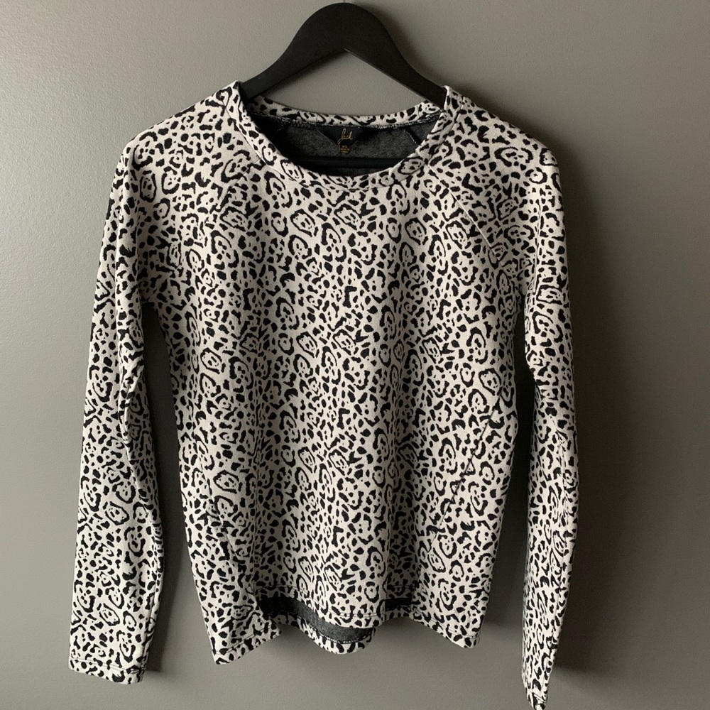 Grey cheetah print top